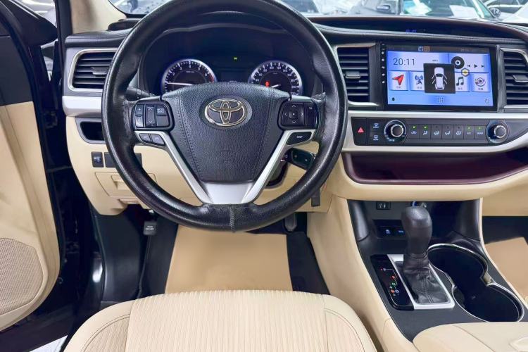 Used Toyota Highlander 2015 2.0T Two-Wheel Drive Elite Edition 7 Seats Interior 2