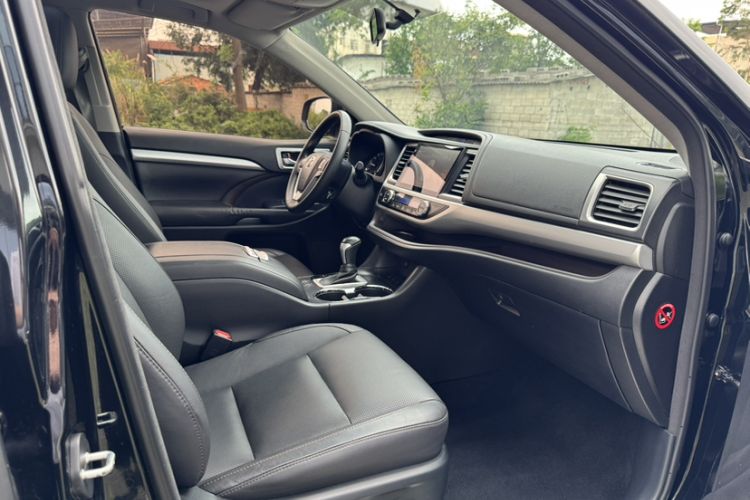 Used Toyota Highlander 2015 2.0T Four-Wheel Drive Luxury Edition 7-Seater Interior 2