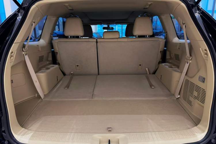 Used Toyota Highlander 2015 2.0T Four-Wheel Drive Luxury Edition 7-Seater Interior 2