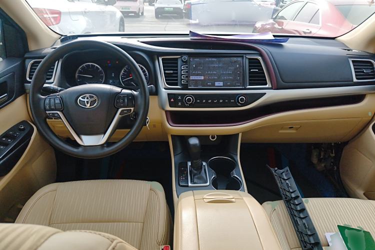 Used Toyota Highlander 2015 2.0T Two-Wheel Drive Elite Edition 7 Seats Interior 2
