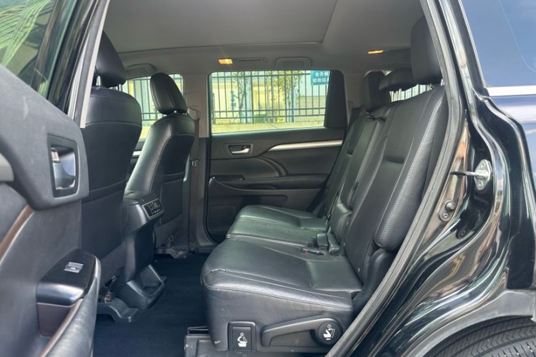Used Toyota Highlander 2015 2.0T Two-Wheel Drive Luxury Edition 7 Seats Interior 2