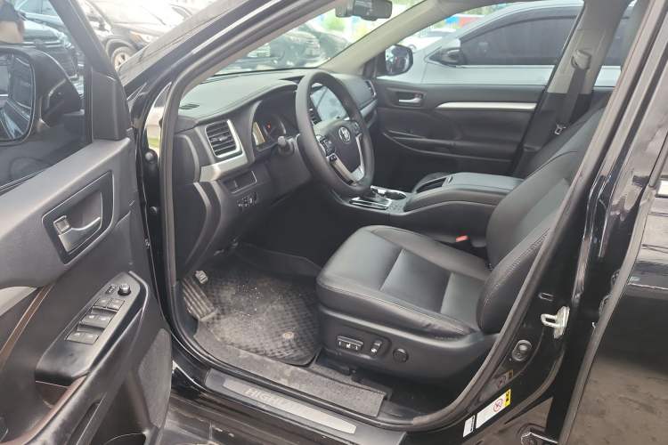 Used Toyota Highlander 2015 2.0T Four-Wheel Drive Luxury Edition 7-Seater Interior 2