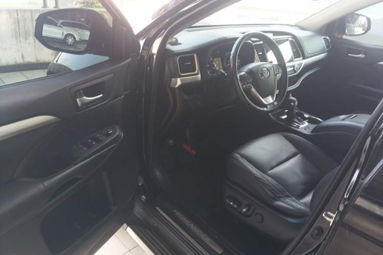 Used Toyota Highlander 2015 2.0T Four-Wheel Drive Luxury Edition 7-Seater Interior 2