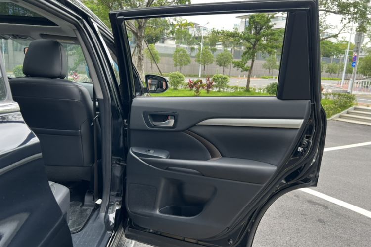 Used Toyota Highlander 2015 2.0T Four-Wheel Drive Luxury Edition 7-Seater Interior 2