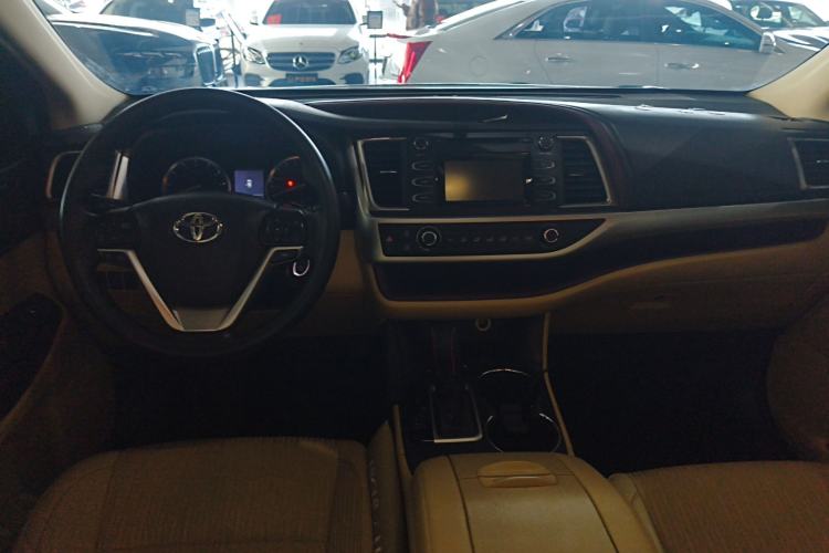 Used Toyota Highlander 2015 2.0T Two-Wheel Drive Elite Edition 7 Seats Interior 2