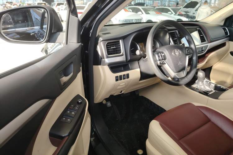 Used Toyota Highlander 2015 2.0T Four-Wheel Drive Elite Edition 7-Seater Interior 2