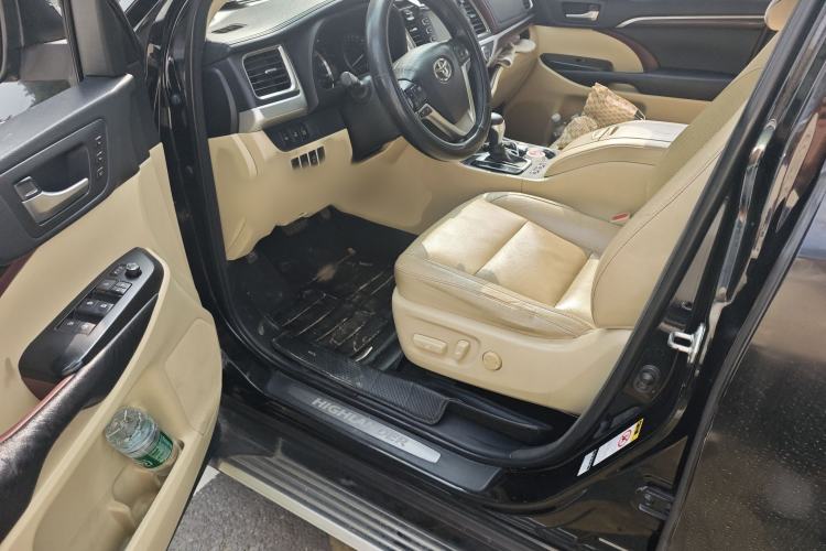 Used Toyota Highlander 2015 2.0T Four-Wheel Drive Ultimate Edition 7-Seater Interior 3