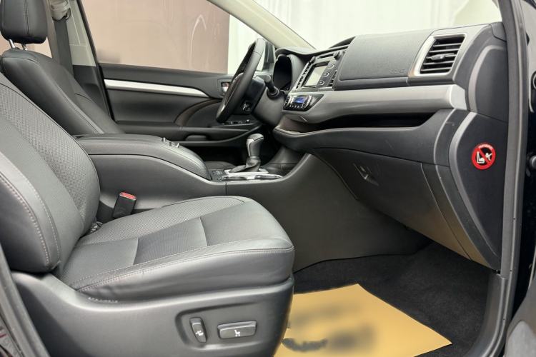 Used Toyota Highlander 2015 2.0T Four-Wheel Drive Luxury Edition 7-Seater Interior 3
