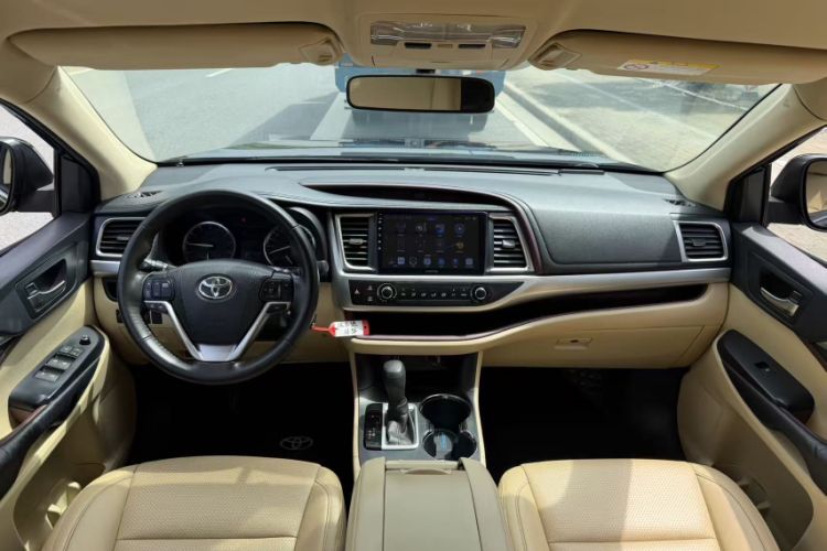 Used Toyota Highlander 2015 2.0T Two-Wheel Drive Elite Edition 7 Seats Interior 3