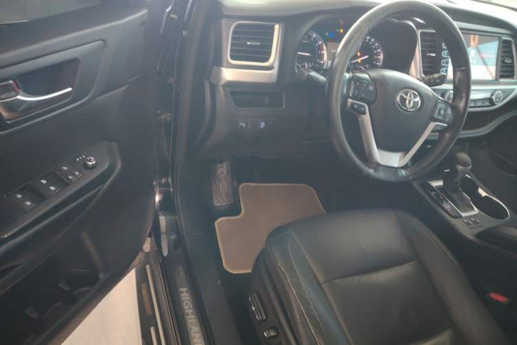 Used Toyota Highlander 2015 2.0T Four-Wheel Drive Luxury Edition 7-Seater Interior 3