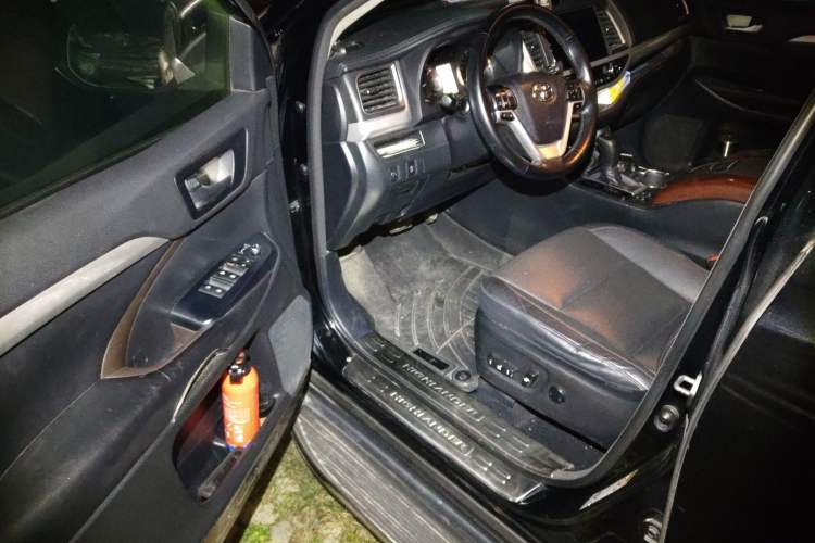 Used Toyota Highlander 2015 2.0T Four-Wheel Drive Luxury Edition 7-Seater Interior 3