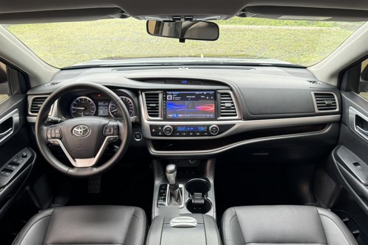 Used Toyota Highlander 2015 2.0T Four-Wheel Drive Luxury Edition 7-Seater Interior 3
