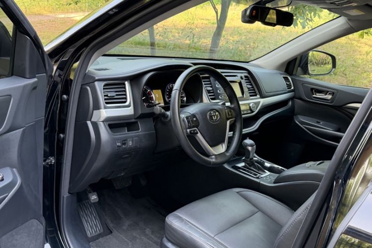 Used Toyota Highlander 2015 2.0T Four-Wheel Drive Luxury Edition 7-Seater Interior 3