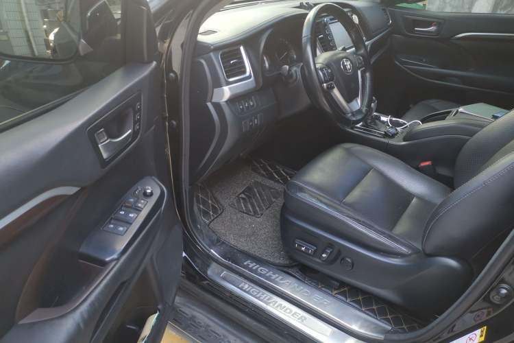 Used Toyota Highlander 2015 2.0T Four-Wheel Drive Ultimate Edition 7-Seater Interior 3