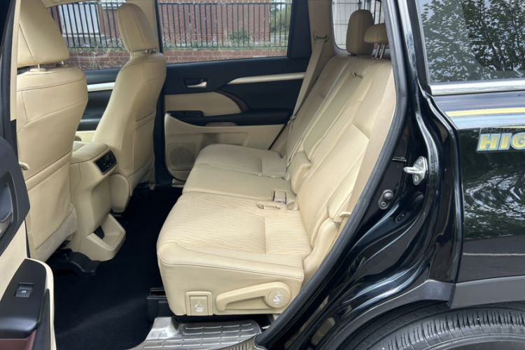 Used Toyota Highlander 2015 2.0T Four-Wheel Drive Elite Edition 7-Seater Interior 3