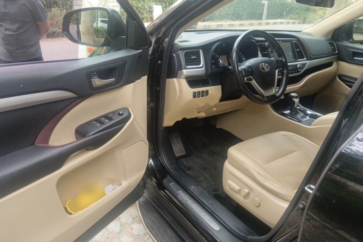 Used Toyota Highlander 2015 2.0T Four-Wheel Drive Luxury Navigation Version with 7 Seats Interior 3