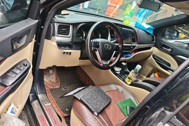 Used Toyota Highlander 2015 2.0T Two-Wheel Drive Elite Edition 7 Seats Interior 3