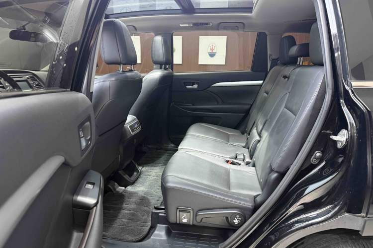 Used Toyota Highlander 2015 2.0T Four-Wheel Drive Luxury Edition 7-Seater Interior 3
