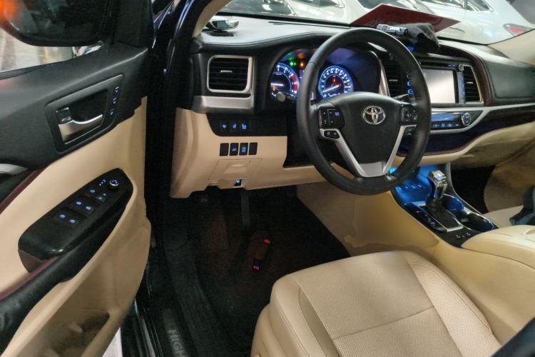 Used Toyota Highlander 2015 2.0T Four-Wheel Drive Ultimate Edition 7-Seater Interior 3