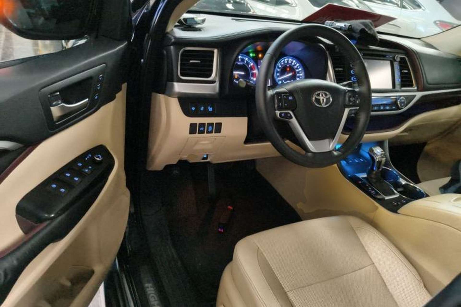 Used Toyota Highlander 2015 2.0T Four-Wheel Drive Ultimate Edition 7-Seater Interior 3