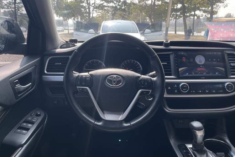 Used Toyota Highlander 2015 2.0T Four-Wheel Drive Luxury Edition 7-Seater Interior 3