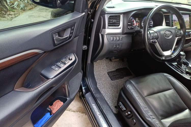 Used Toyota Highlander 2015 2.0T Four-Wheel Drive Ultimate Edition 7-Seater Interior 3