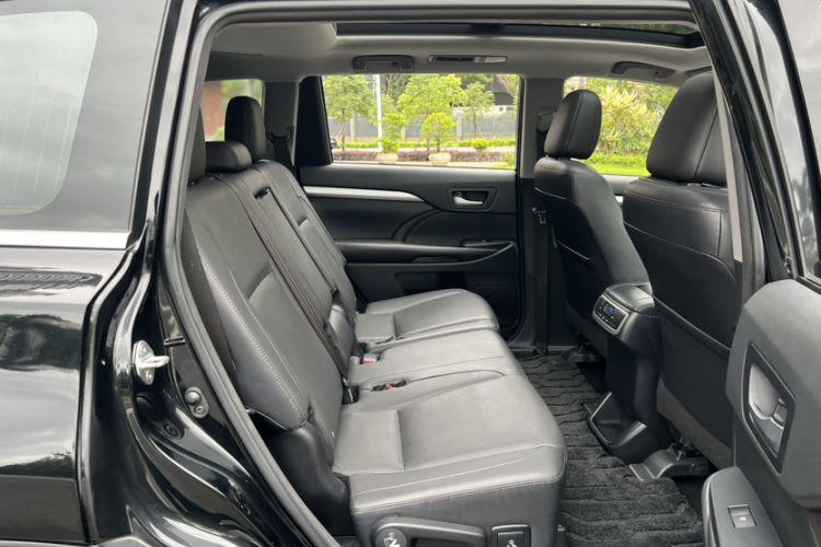 Used Toyota Highlander 2015 2.0T Four-Wheel Drive Luxury Edition 7-Seater Interior 3