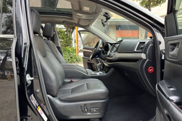 Used Toyota Highlander 2015 2.0T Two-Wheel Drive Luxury Edition 7 Seats Interior 3