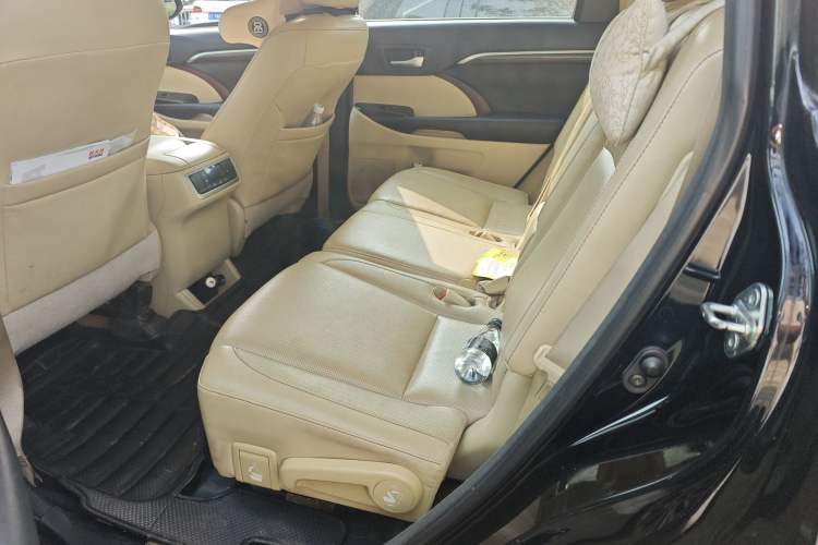 Used Toyota Highlander 2015 2.0T Four-Wheel Drive Ultimate Edition 7-Seater Interior 4