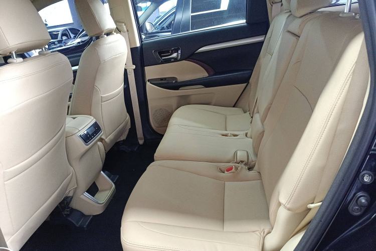 Used Toyota Highlander 2015 2.0T Two-Wheel Drive Elite Edition 7 Seats Interior 4