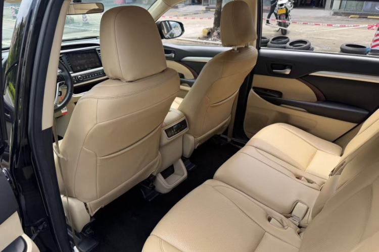 Used Toyota Highlander 2015 2.0T Two-Wheel Drive Elite Edition 7 Seats Interior 4