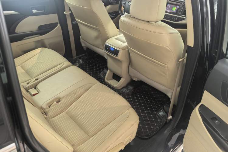 Used Toyota Highlander 2015 2.0T Four-Wheel Drive Elite Edition 7-Seater Interior 4