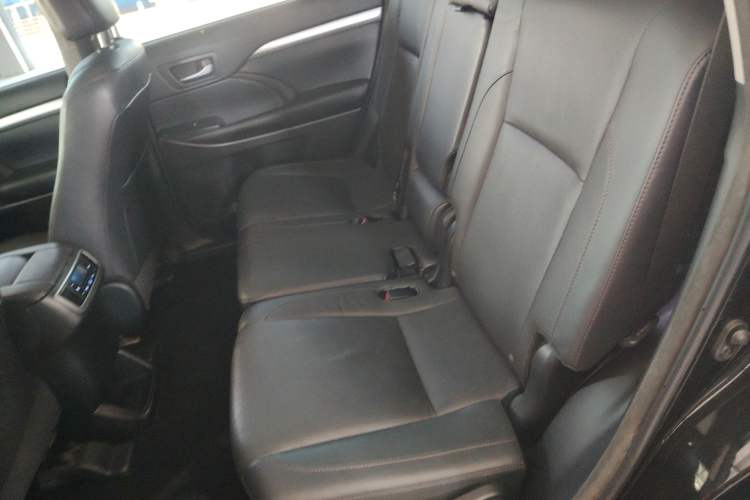 Used Toyota Highlander 2015 2.0T Four-Wheel Drive Luxury Edition 7-Seater Interior 4