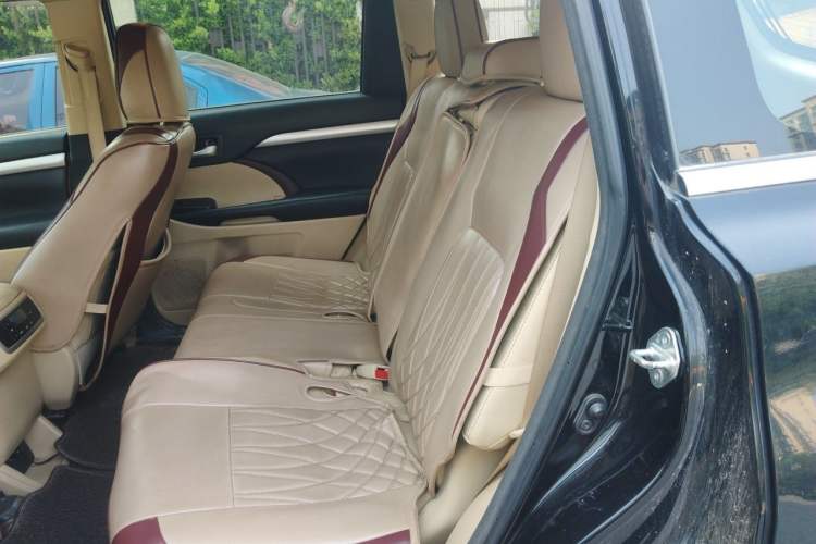 Used Toyota Highlander 2015 2.0T Four-Wheel Drive Luxury Edition 7-Seater Interior 4