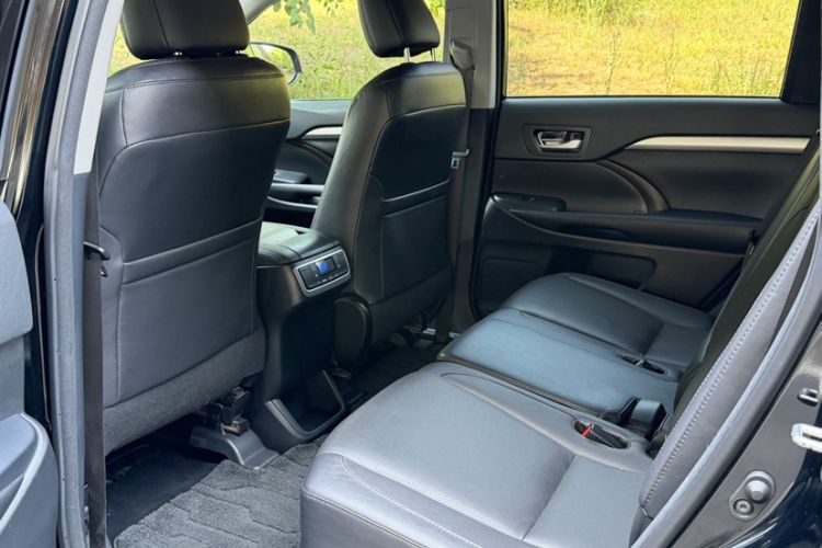 Used Toyota Highlander 2015 2.0T Four-Wheel Drive Luxury Edition 7-Seater Interior 4
