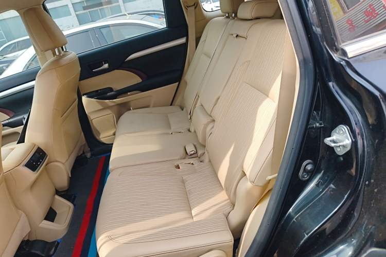 Used Toyota Highlander 2015 2.0T Two-Wheel Drive Elite Edition 7 Seats Interior 4