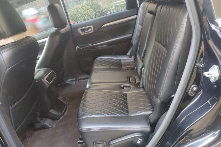 Used Toyota Highlander 2015 2.0T Four-Wheel Drive Luxury Edition 7-Seater Interior 4