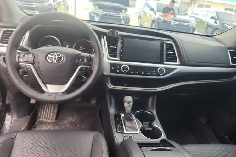 Used Toyota Highlander 2015 2.0T Four-Wheel Drive Luxury Edition 7-Seater Interior 4