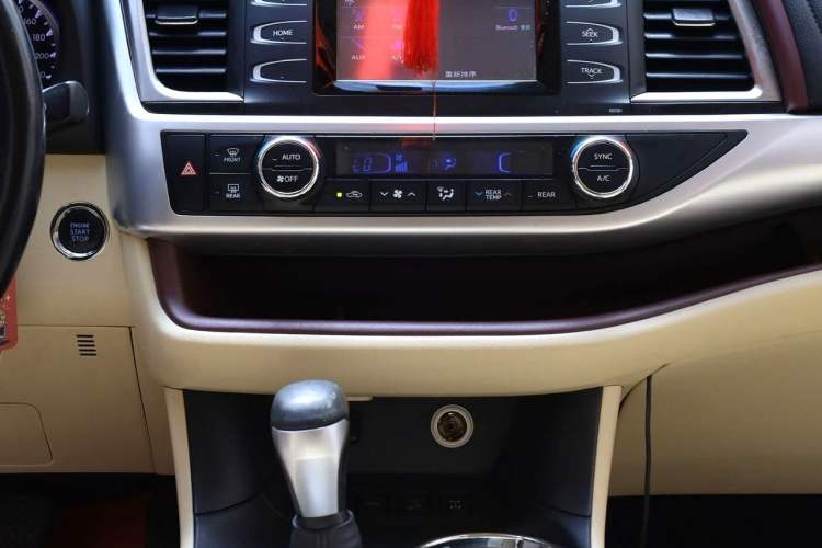 Used Toyota Highlander 2015 2.0T Four-Wheel Drive Luxury Edition 7-Seater Interior 4
