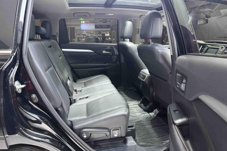 Used Toyota Highlander 2015 2.0T Four-Wheel Drive Luxury Edition 7-Seater Interior 4