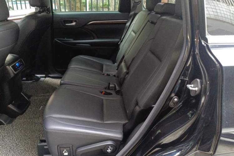 Used Toyota Highlander 2015 2.0T Four-Wheel Drive Ultimate Edition 7-Seater Interior 4