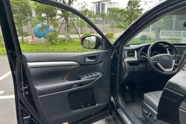 Used Toyota Highlander 2015 2.0T Four-Wheel Drive Luxury Edition 7-Seater Interior 4