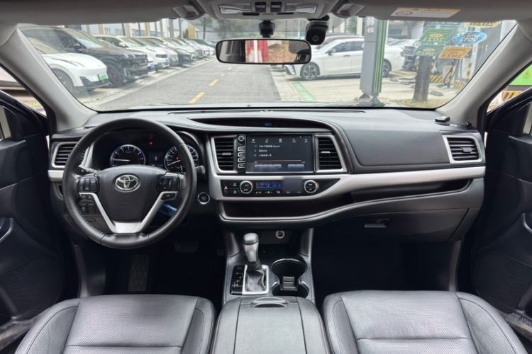 Used Toyota Highlander 2015 2.0T Two-Wheel Drive Luxury Edition 7 Seats Interior 4