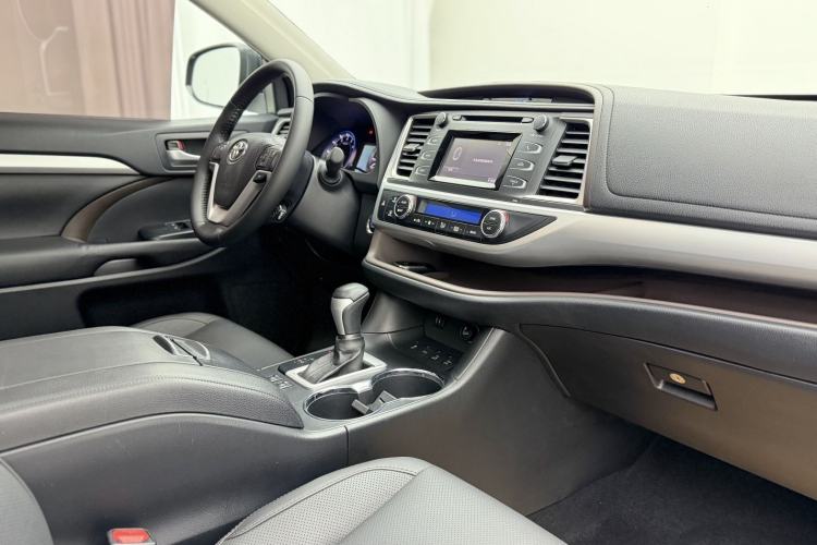 Used Toyota Highlander 2015 2.0T Four-Wheel Drive Luxury Edition 7-Seater Interior 5