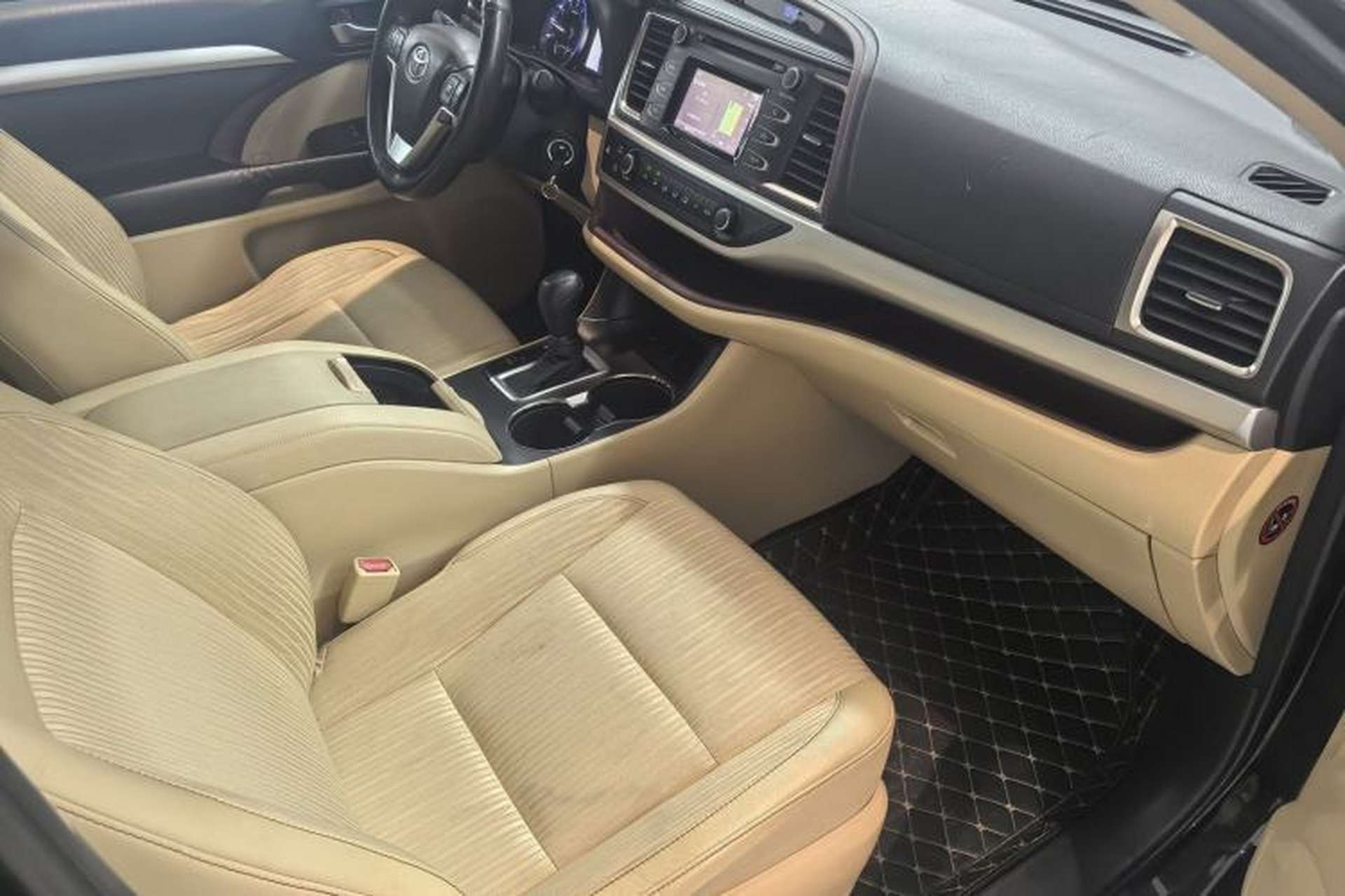 Used Toyota Highlander 2015 2.0T Four-Wheel Drive Elite Edition 7-Seater Interior 5