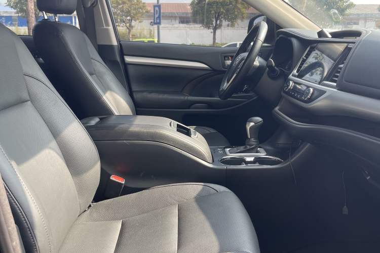 Used Toyota Highlander 2015 2.0T Four-Wheel Drive Luxury Edition 7-Seater Interior 5