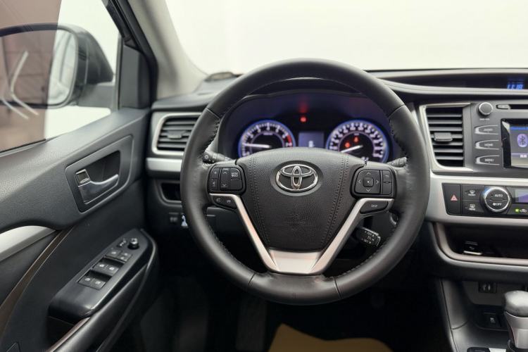Used Toyota Highlander 2015 2.0T Four-Wheel Drive Luxury Edition 7-Seater Interior 6