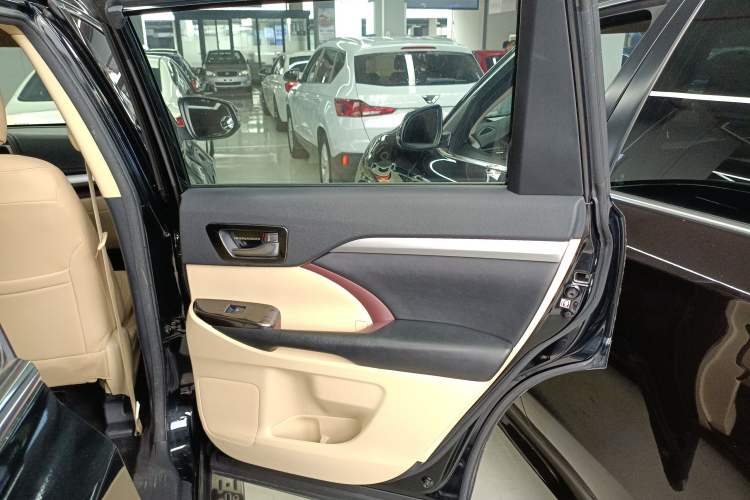 Used Toyota Highlander 2015 2.0T Two-Wheel Drive Elite Edition 7 Seats Interior 6