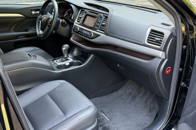 Used Toyota Highlander 2015 2.0T Four-Wheel Drive Luxury Edition 7-Seater Interior 6