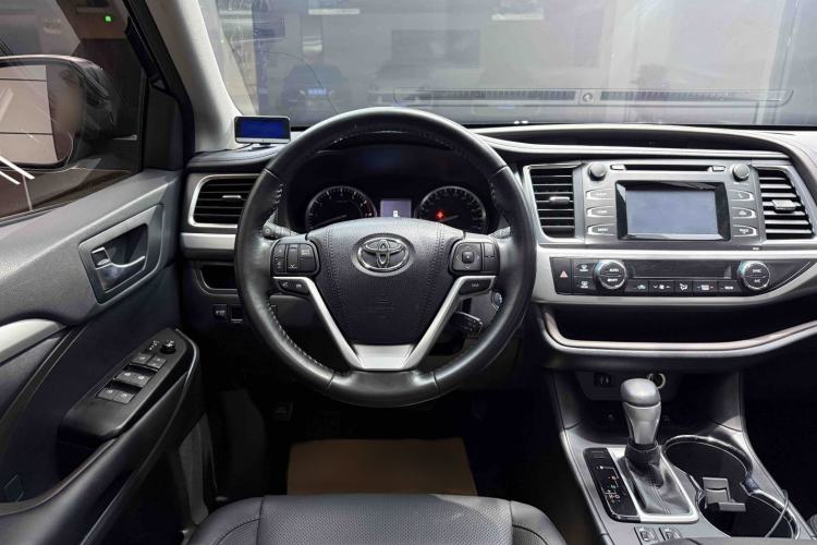 Used Toyota Highlander 2015 2.0T Four-Wheel Drive Luxury Edition 7-Seater Interior 6